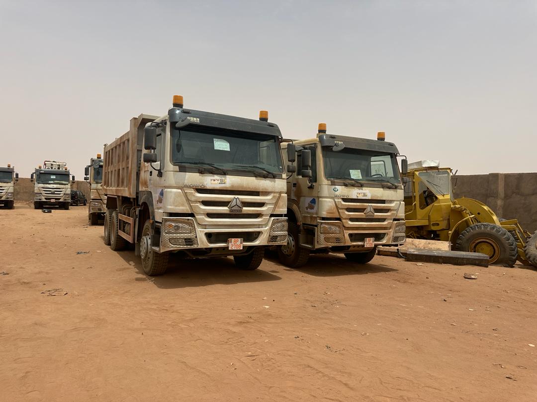 SINOTRUK HOWO — Duo bennes blanches