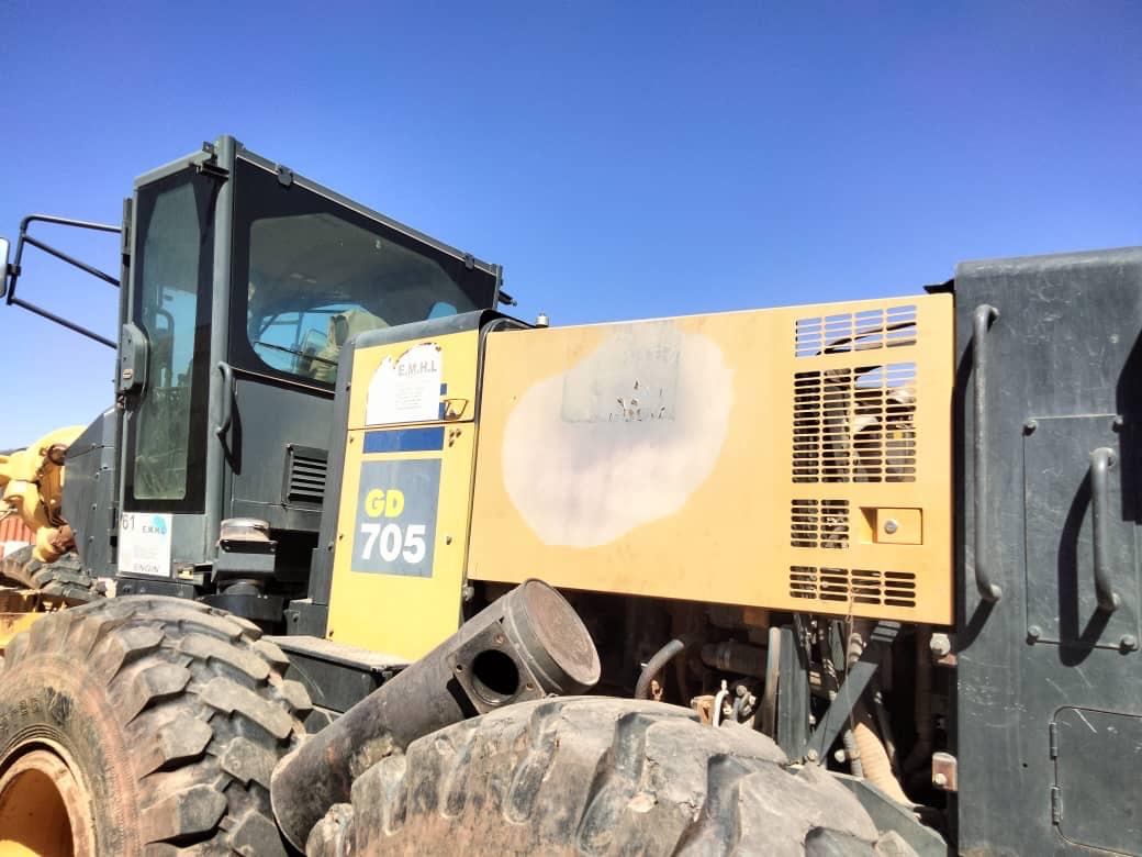Niveleuse KOMATSU GD705 — Détail moteur