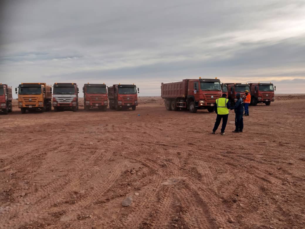 SINOTRUK HOWO — Bennes en zone désertique
