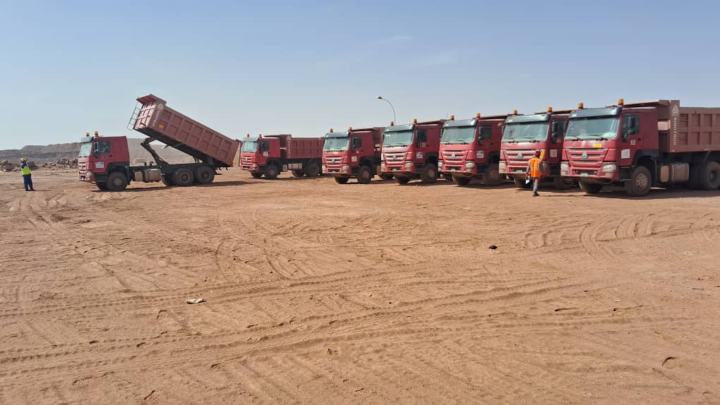 SINOTRUK HOWO — Flotte rouge, benne relevée