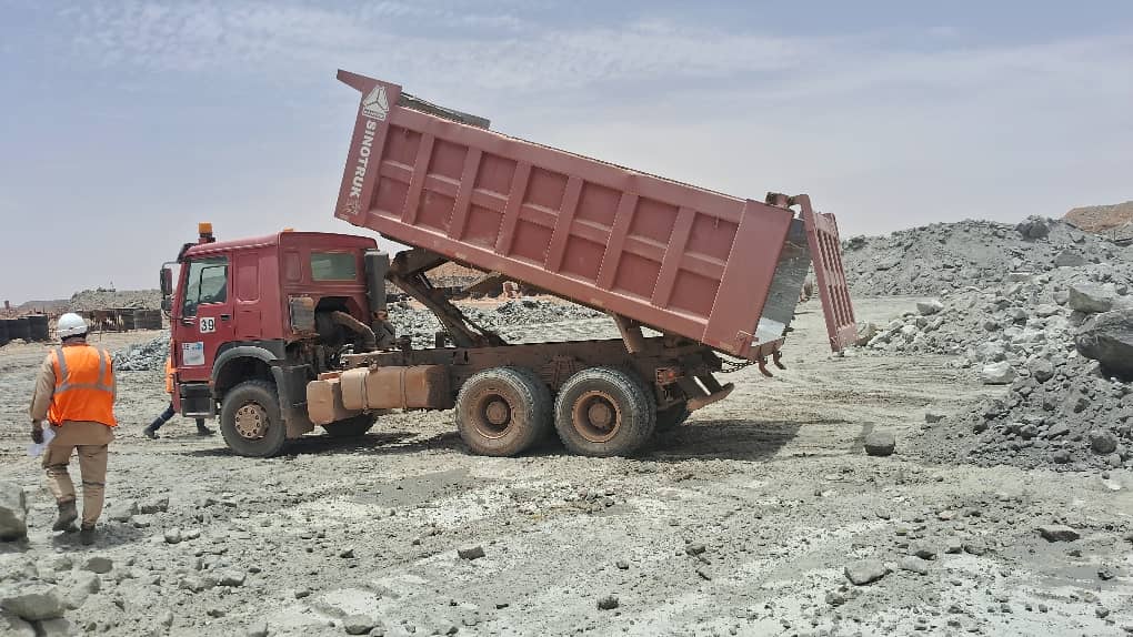 SINOTRUK HOWO — Benne relevée